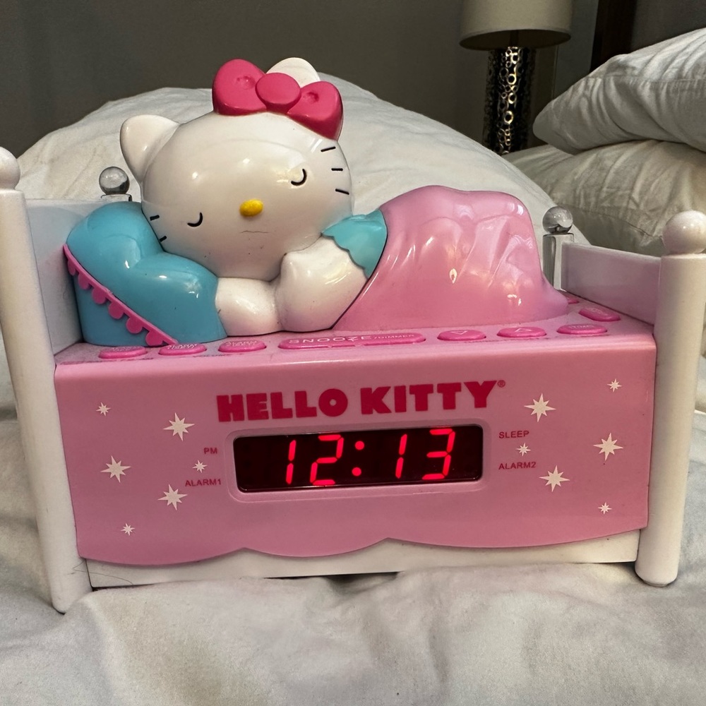 Hello Kitty- Dual alarm clock radio with night light and digital tuning